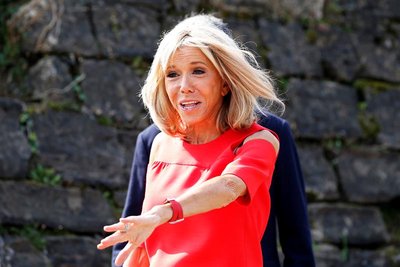 França condena 10 pessoas por assédio virtual contra mulher de Macron