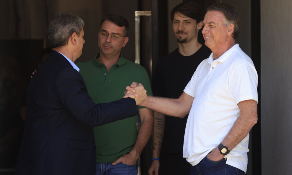 Tarcísio cancelou visita a Bolsonaro após sofrer ‘fogo amigo’