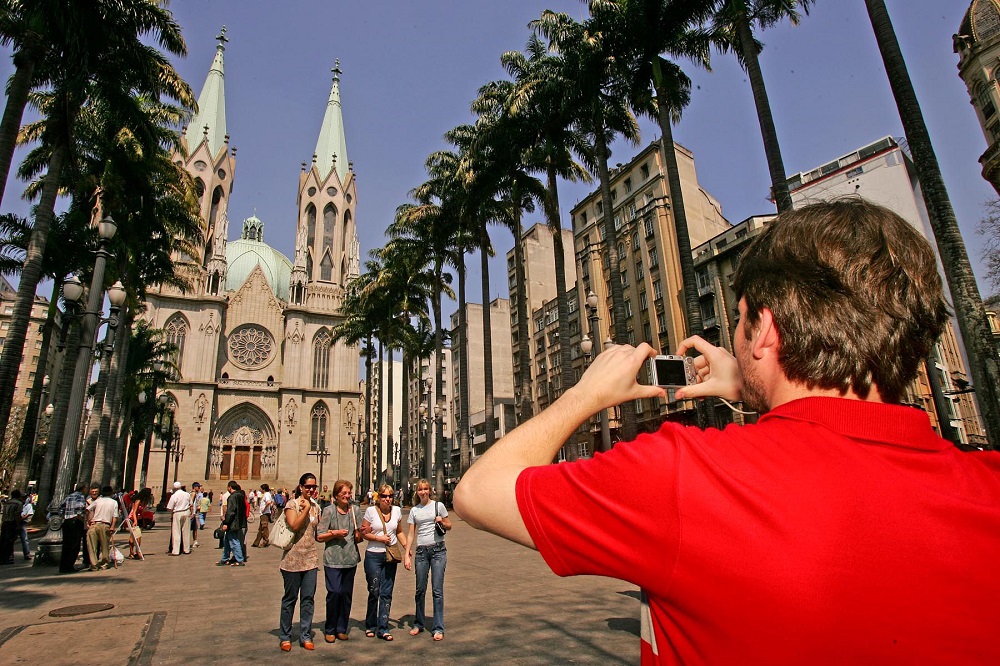 Brasil bate recorde histórico e registra mais de 9,2 milhões de turistas estrangeiros em 2025