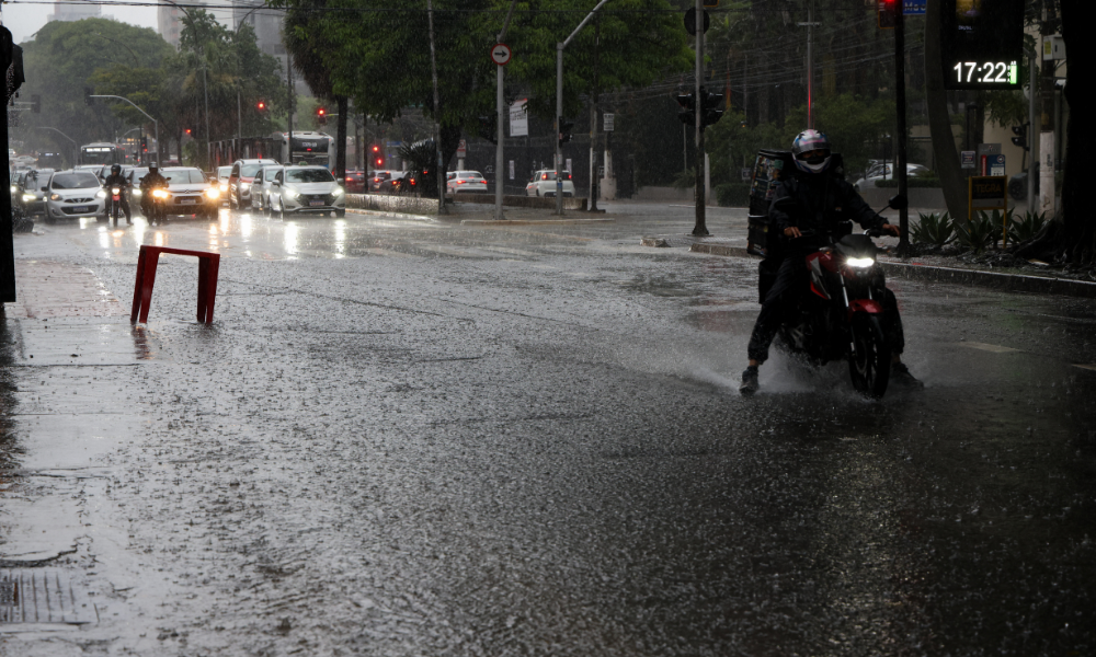 T: São Paulo entra em estado de atenção para chuva; 80 mil estão sem luz