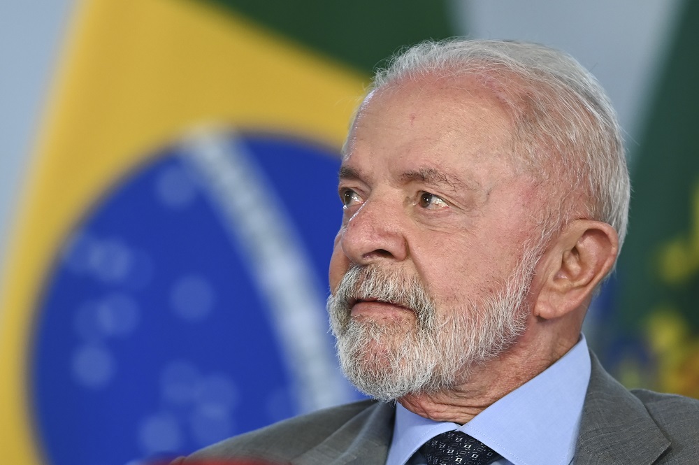 Lula assina MP que determina reajuste do piso dos professores em 5,4%