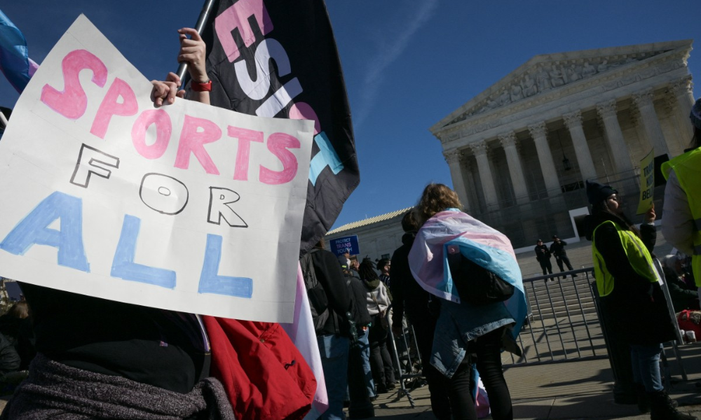 Suprema Corte dos EUA debate veto a atletas trans em esportes femininos