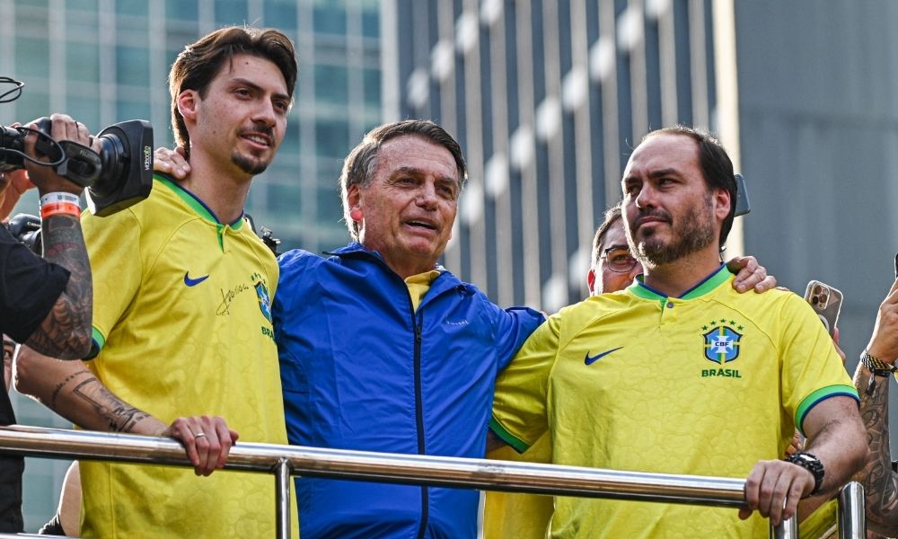 Carlos Bolsonaro diz que Moraes abusa do poder e ‘expõem Jair Bolsonaro a riscos humanos’