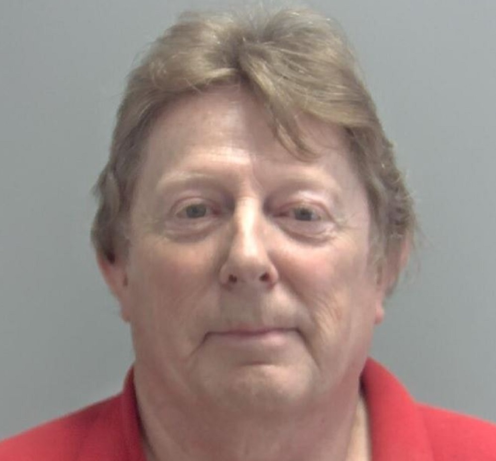 Homem que forçou mulher a ter relações sexuais com estranhos durante 30 anos é condenado a prisão perpétua