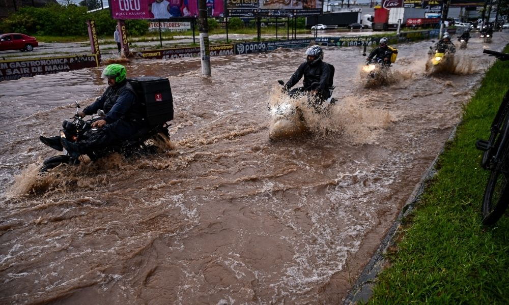 Chuva em São Paulo provoca transbordamento de córregos e alagamentos