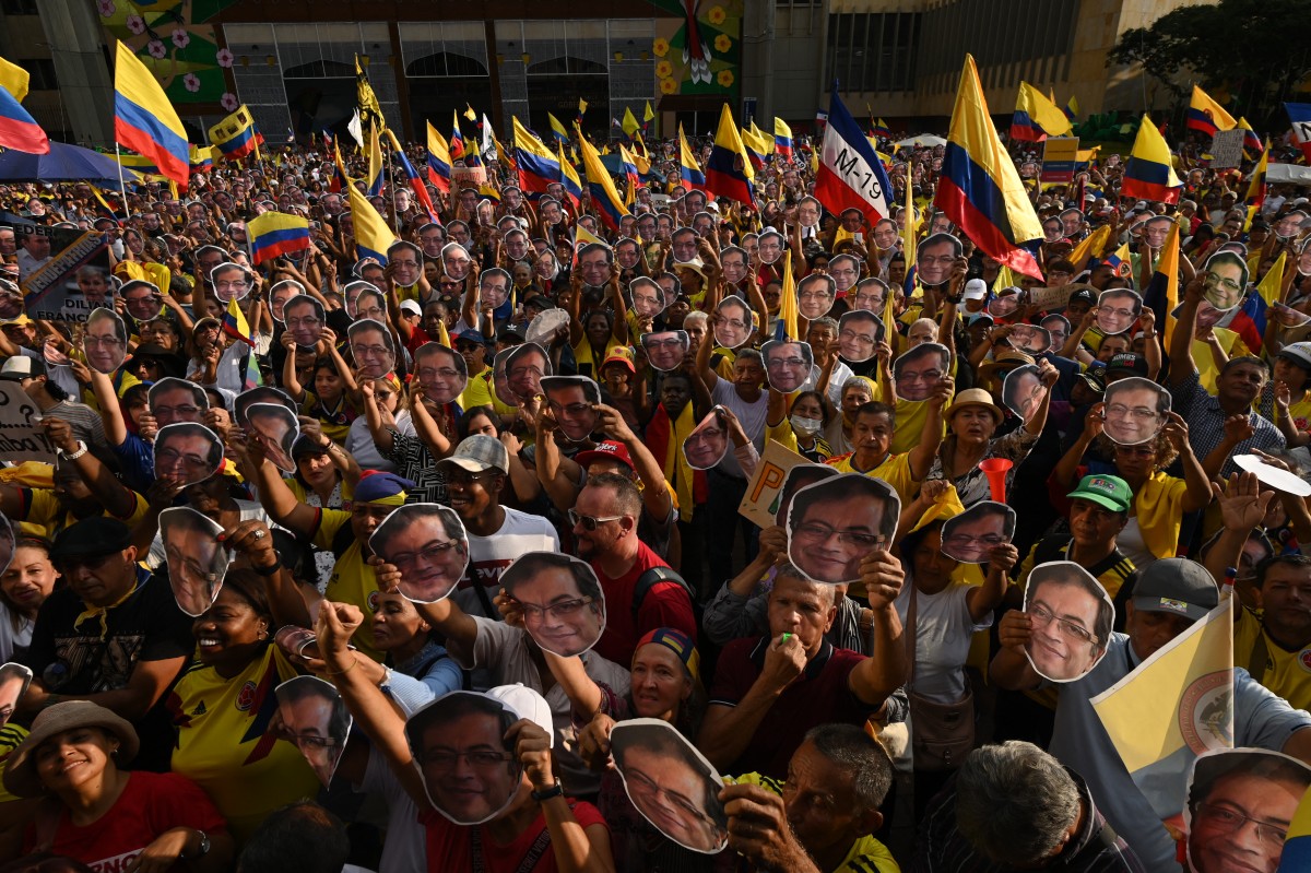 População faz atos pela Colômbia após Trump ameaçar intervir no país