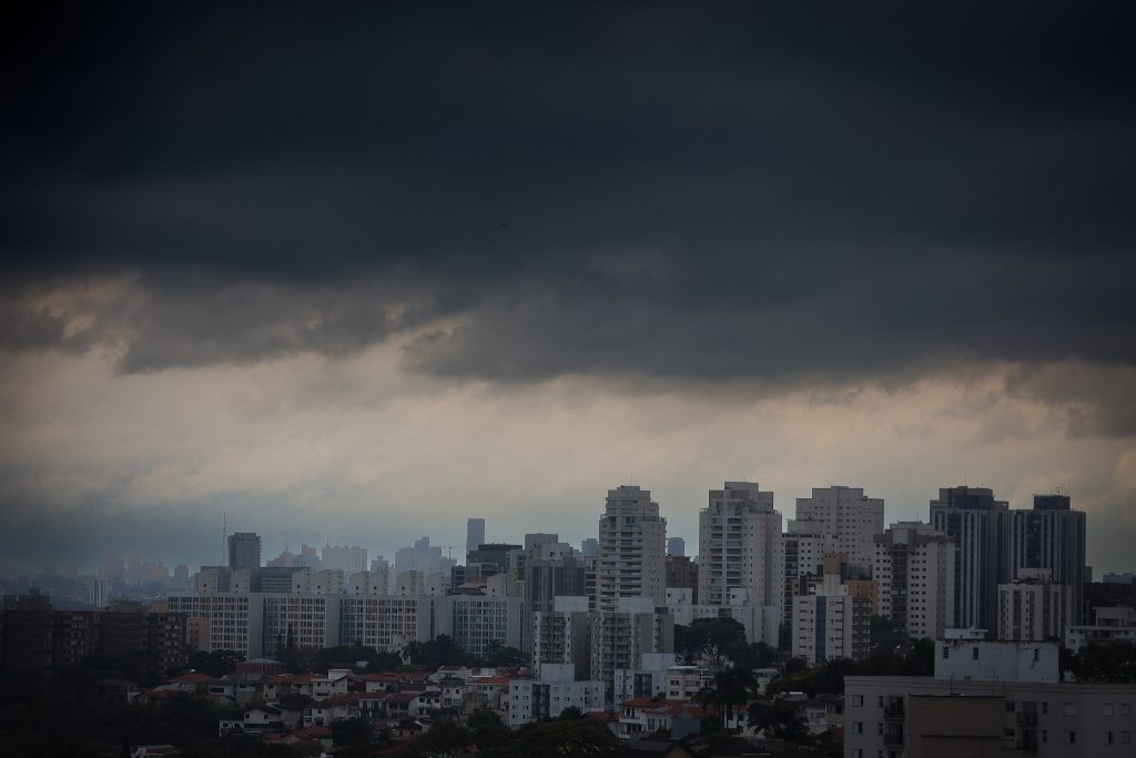 Chuva em SP provoca transbordamento de córregos e deixa toda a cidade em estado de atenção