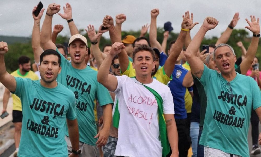 Após caminhada, Nikolas cobra Alcolumbre e critica Lulinha durante discurso em Brasília