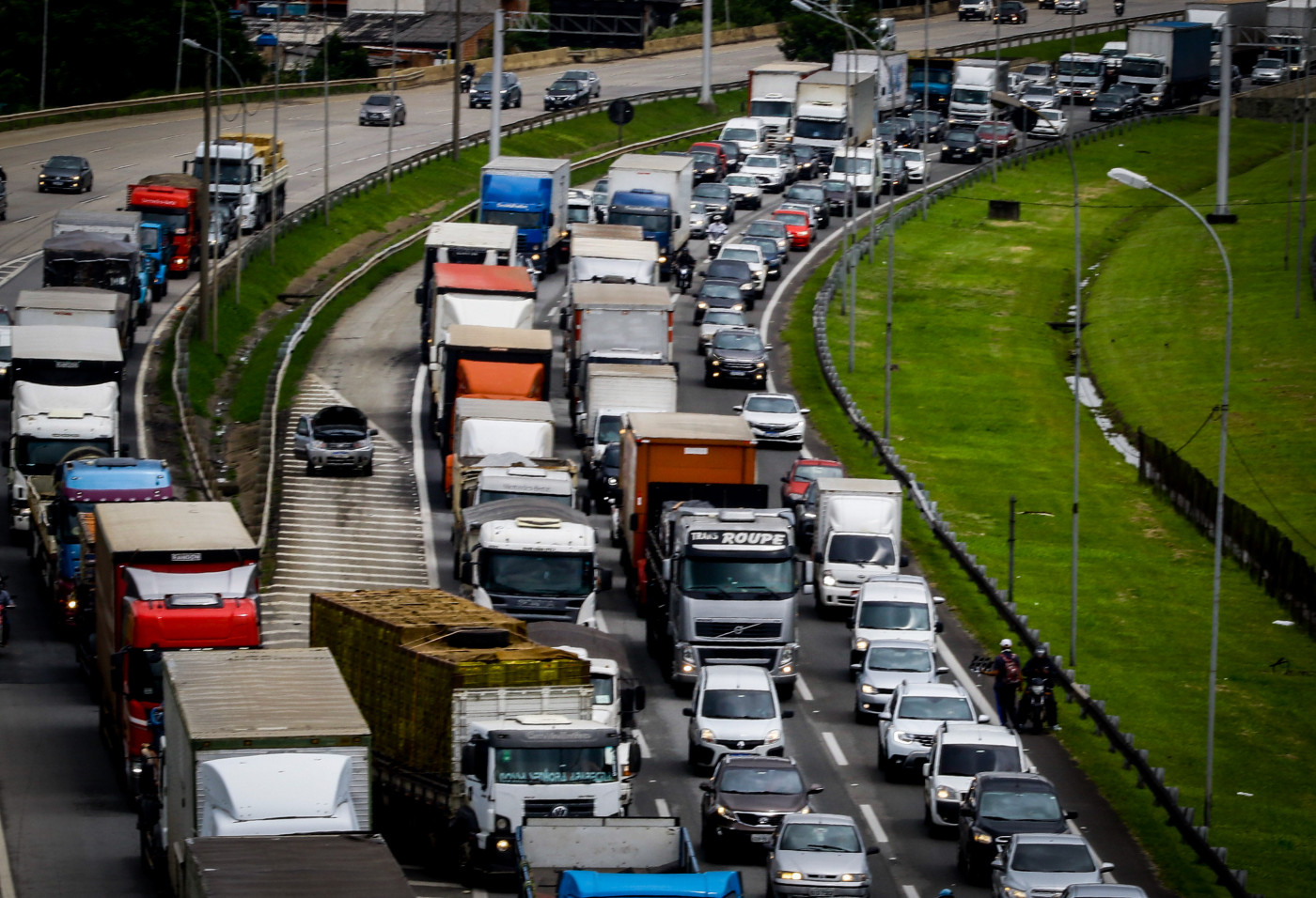 Buraco na Marginal Tietê provoca congestionamento de 50 km em SP