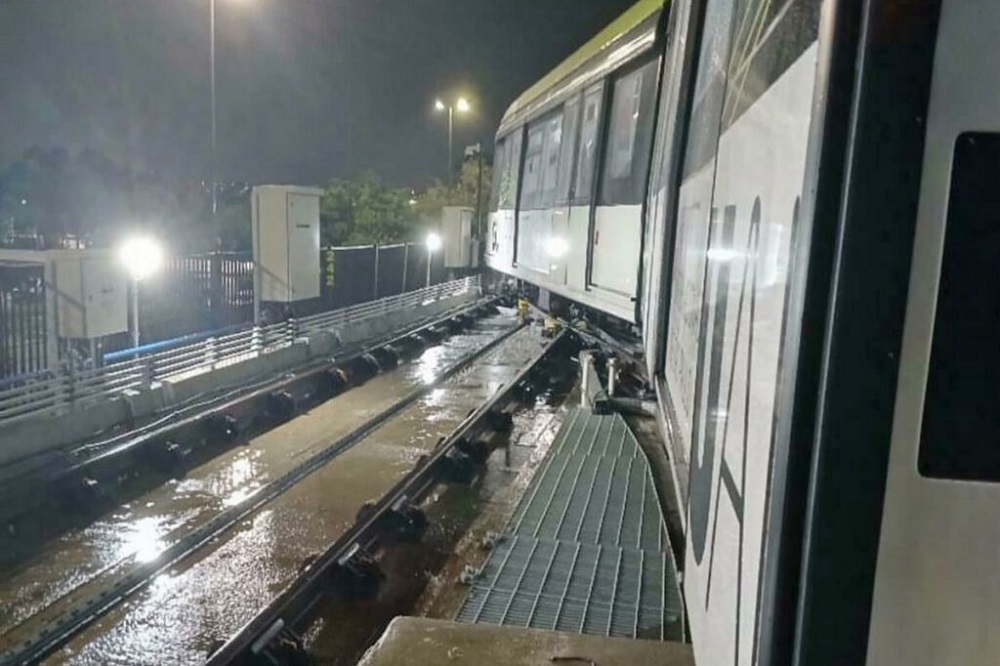 Aeromóvel de Guarulhos para e passageiros desembarcam sobre trilhos