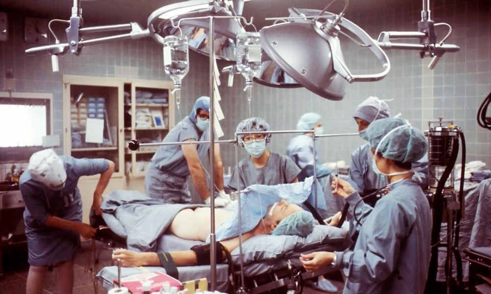 Laser, peelings e injeções: Por que homens estão recorrendo cada vez mais as cirurgias estéticas?