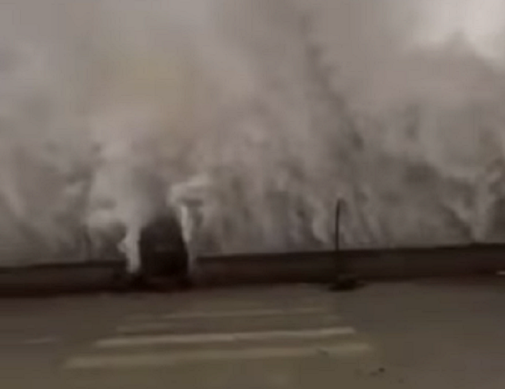 Prefeitos da Itália são atingidos por onda gigante durante transmissão ao vivo