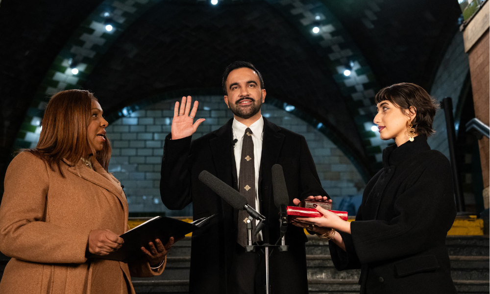 Mamdani toma posse como prefeito de Nova York e faz história na cidade