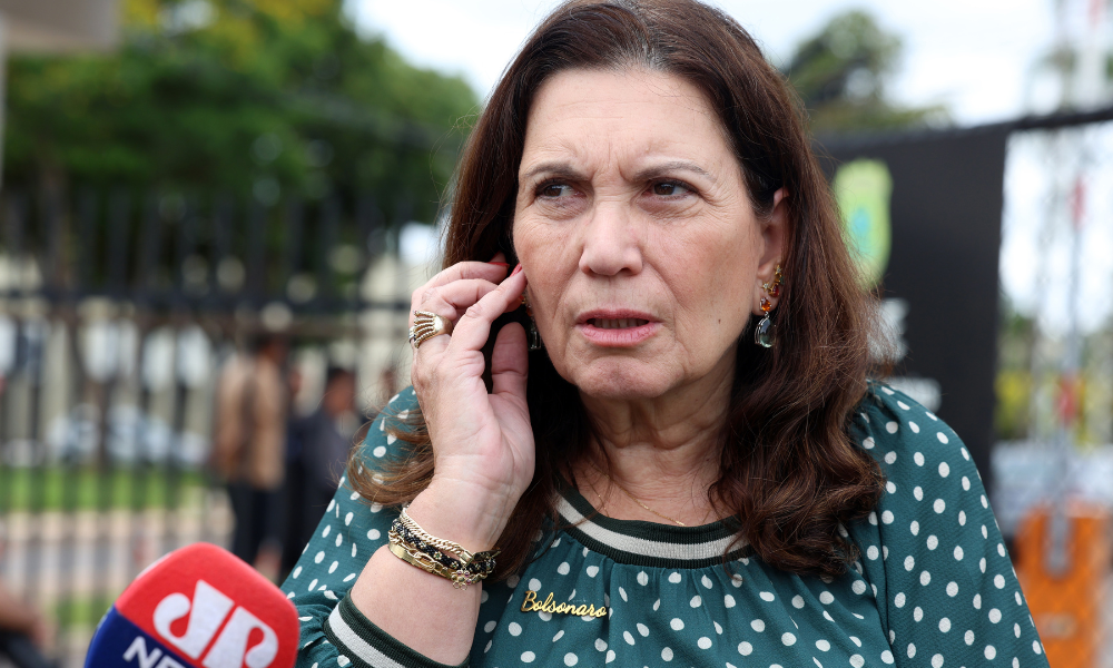 Estão ‘matando Bolsonaro aos poucos’, diz Bia Kicis