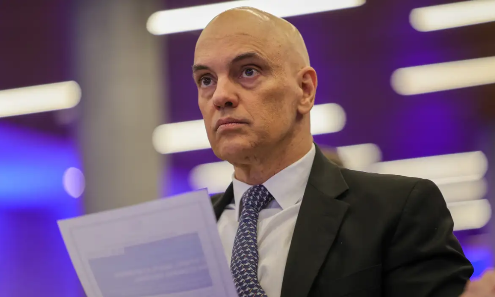 Moraes nega que Bolsonaro realize exames no hospital após bater a cabeça