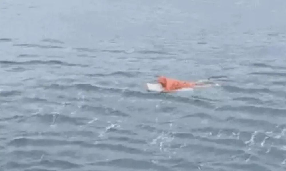 Pescador é resgatado agarrado a porta de geladeira após passar horas à deriva em SC