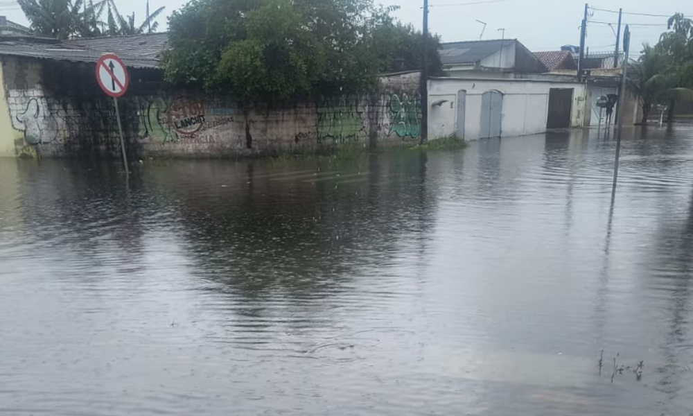 Temporal desabriga 74 no litoral de SP; tromba d’água assusta banhistas em Paraty