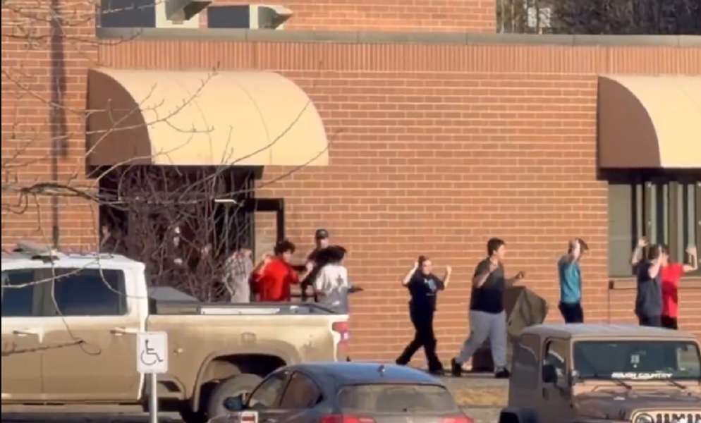 Vídeo mostra momento em que alunos fogem de atentado no Canadá; veja