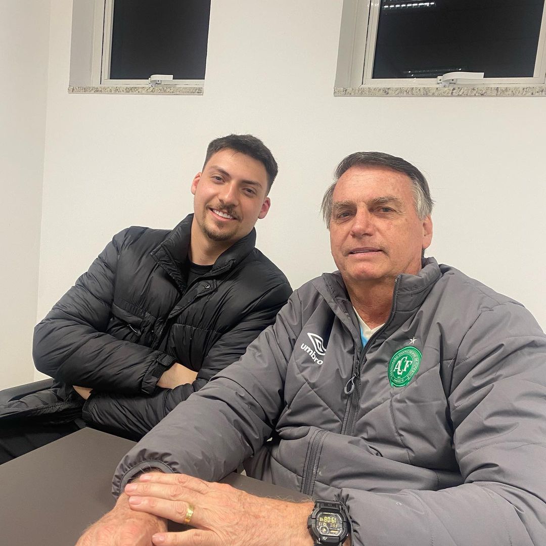 ‘Velho é resiliente demais’, diz Jair Renan sobre Bolsonaro