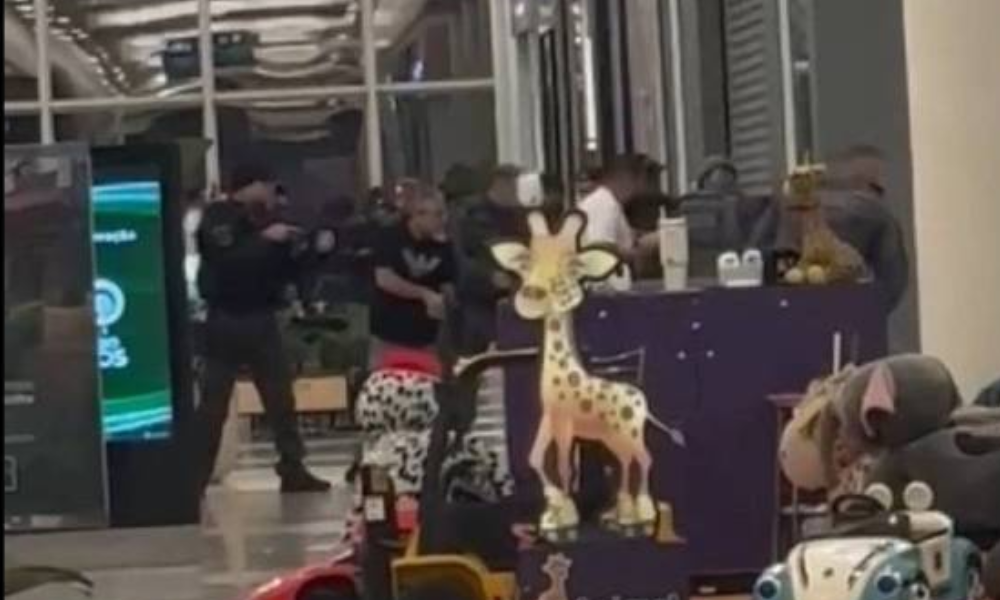 Funcionária de joalheria morre após ser esfaqueada por ex-namorado em shopping  