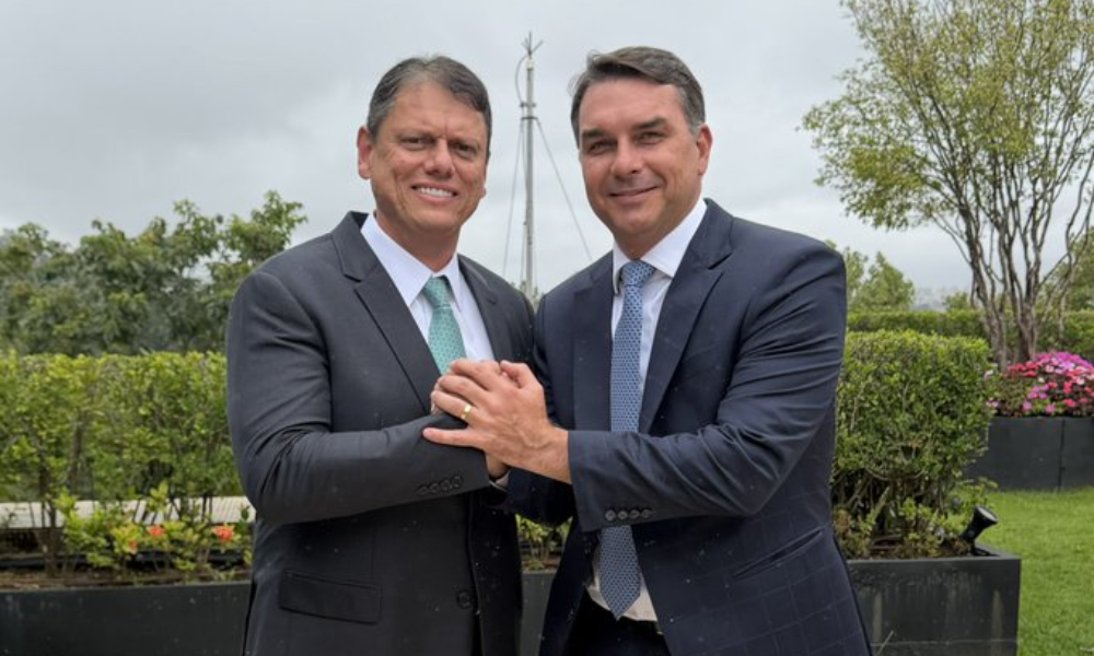 Flávio publica 1ª foto com Tarcísio após discussão sobre candidaturas à Presidência