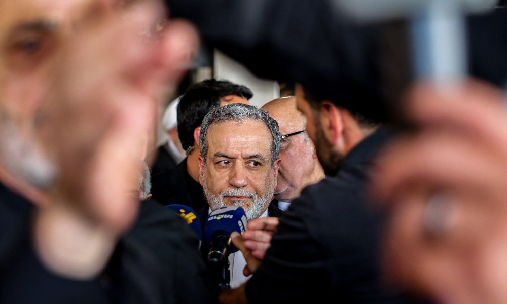 Sob pressão de Trump, Irã autoriza negociações nucleares com os EUA