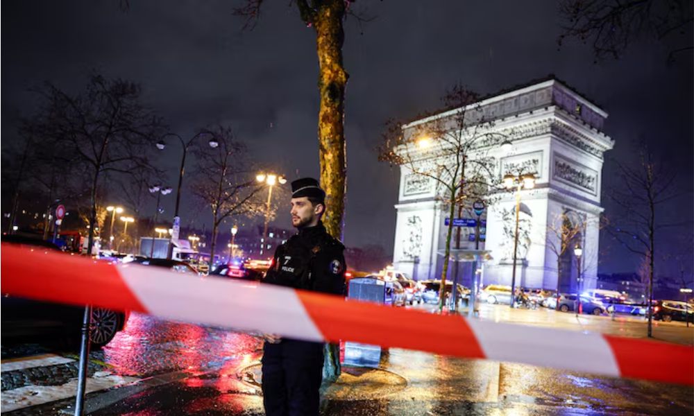 Arco do Triunfo é alvo de tentativa de ataque terrorista, diz Macron