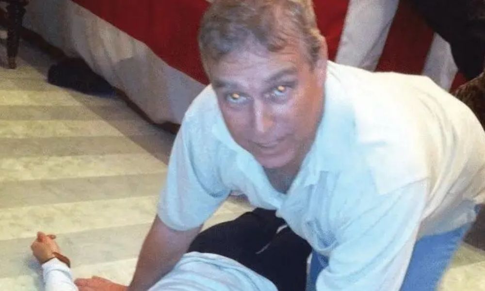 Caso Epstein: novos documentos mostram ex-príncipe Andrew ajoelhado sobre mulher no chão