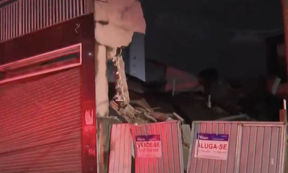 Prédio de quatro andares desaba em Guarulhos; casa ao lado é atingida