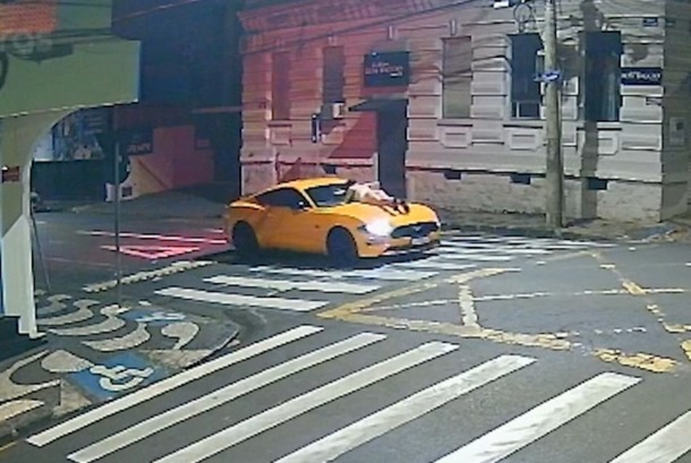 Homem é flagrado dirigindo Mustang com mulher em cima do capô em Ponta Grossa