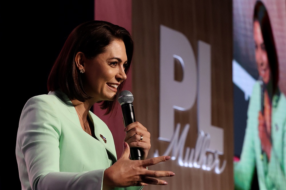 Michelle publica foto com Carol de Toni e volta a causar tensão no bolsonarismo