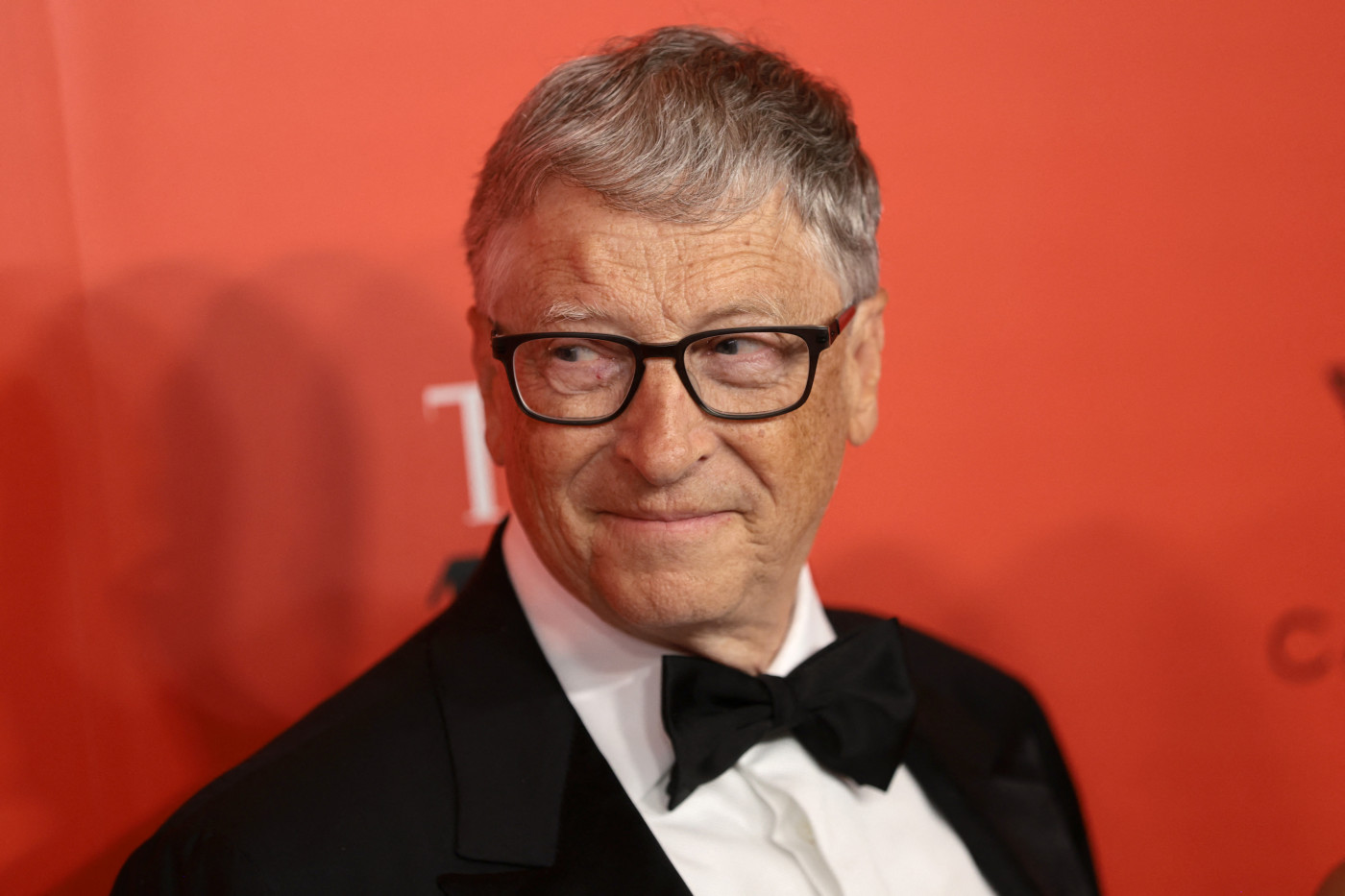 Bill Gates nega acusações e pede desculpa por relação com Epstein
