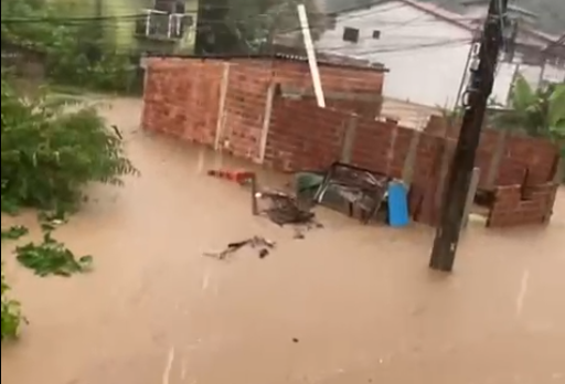 Temporal atinge Paraty e deixa cidade alagada; veja vídeos