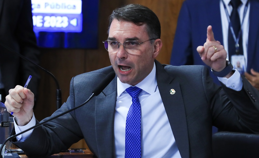 Após atrito dentro do PL, Flávio Bolsonaro pede apoio de ‘todes’ nas eleições