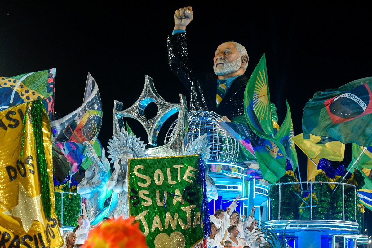 Oposição comemora rebaixamento de escola de samba que homenageou Lula