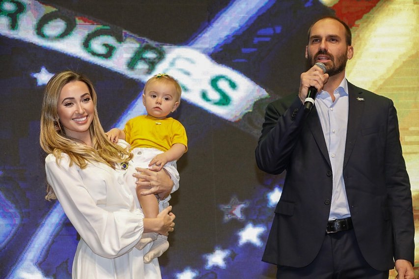 Esposa de Eduardo Bolsonaro rebate Nikolas Ferreira nas redes sociais