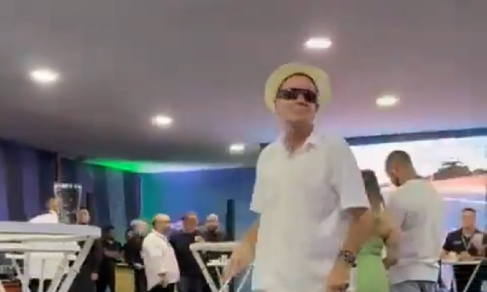 Eduardo Paes é flagrado imitando cego e gera críticas nas redes sociais