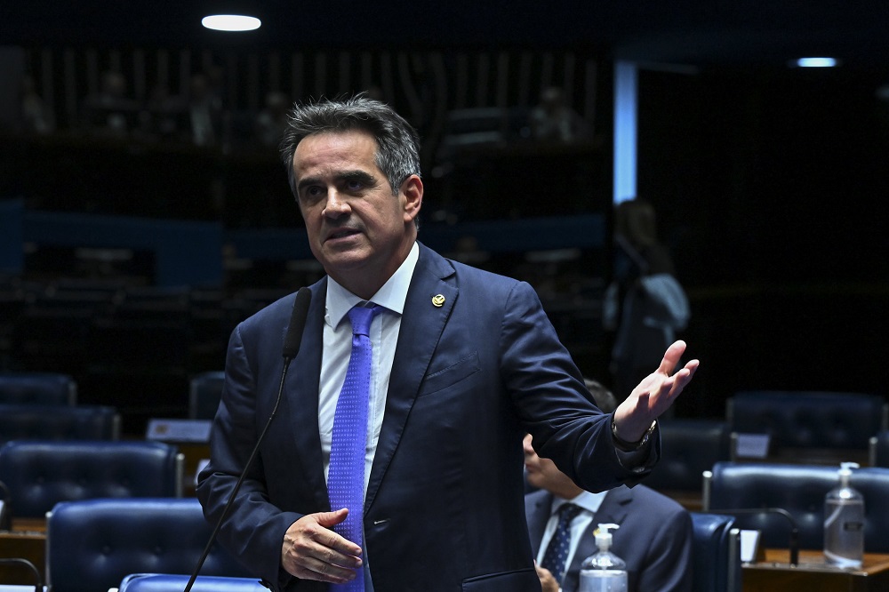 Ciro diz que se Flávio Bolsonaro falar apenas para a ‘bolha’ vai perder as eleições