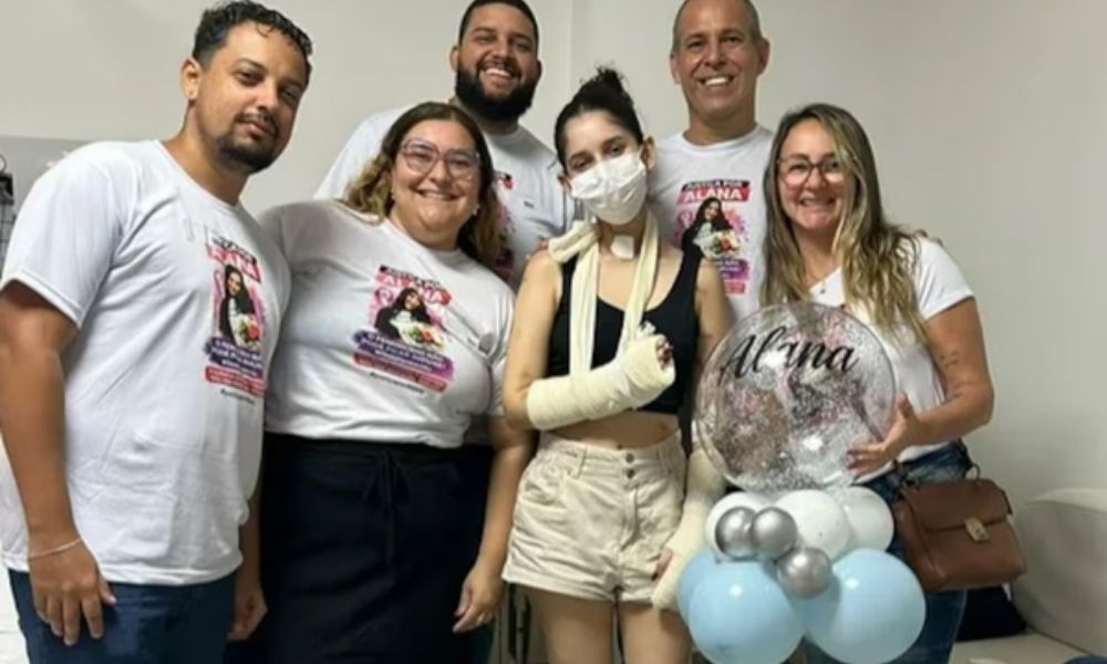 Jovem esfaqueada mais de 30 vezes por não aceitar pedido de namoro deixa hospital