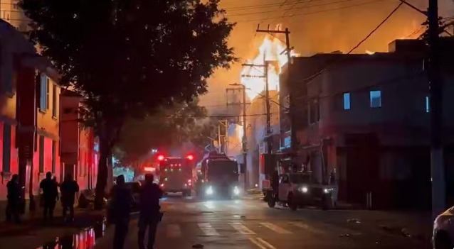 Combate a incêndio em fábrica no Brás completa 15h; não há vítimas