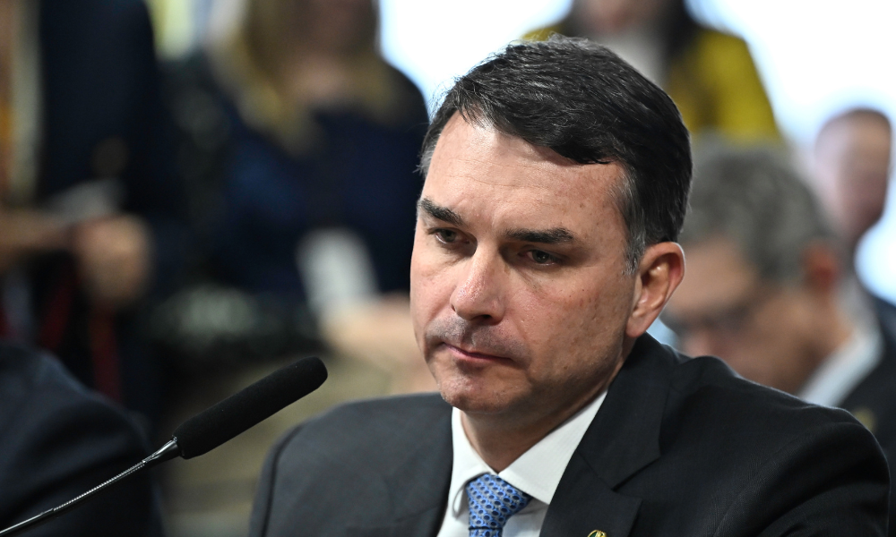 Flávio Bolsonaro passa por duas cirurgias em Brasília