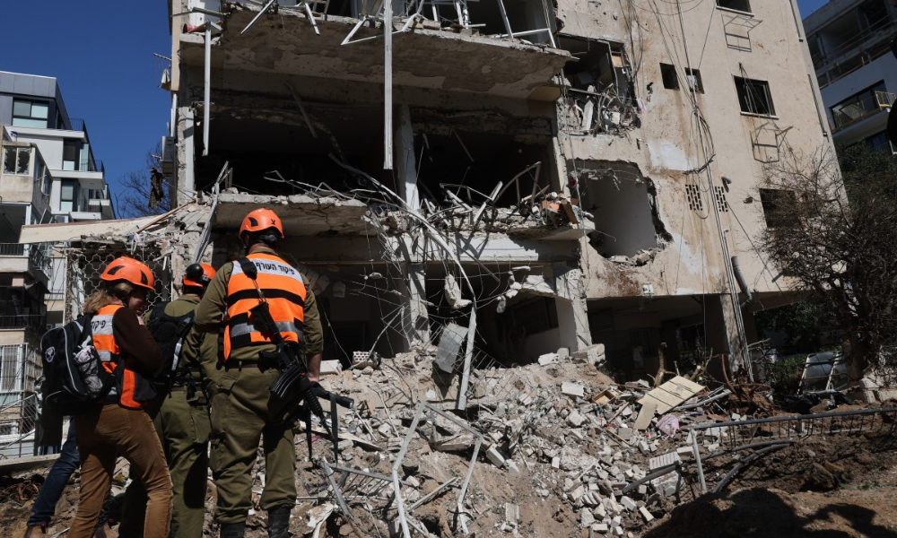 Irã e Israel intensificam ataques apesar de Trump falar em negociações de paz