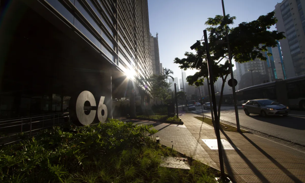 INSS suspende empréstimos consignados do C6 e cobra devolução de R$ 300 milhões