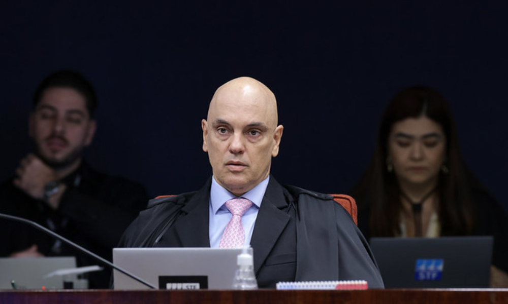 Moraes autoriza visita do assessor de Trump a Bolsonaro
