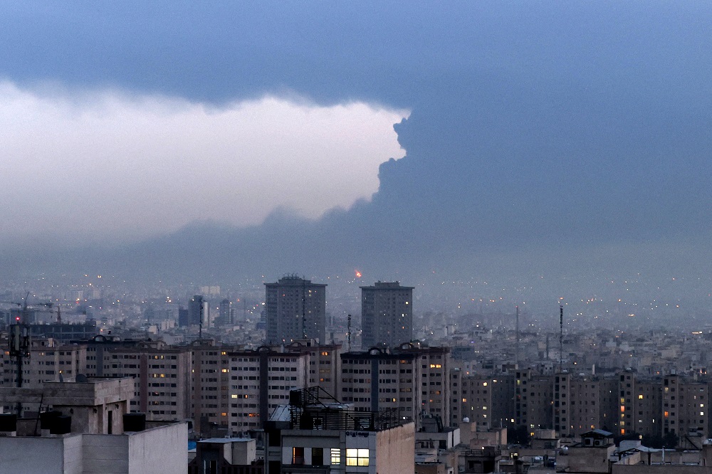 Irã emite alerta de chuva ácida após bombardeio a instalações de petróleo