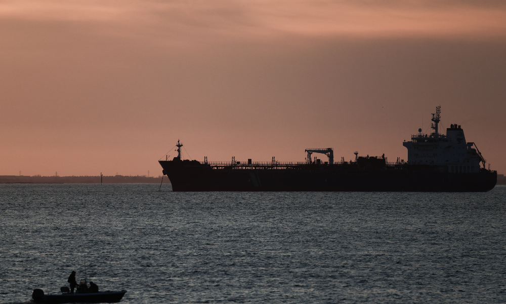 Petroleiro cruza Estreito de Ormuz e levanta suspeita de negociação com o Irã