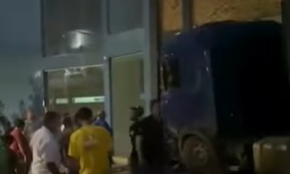 Carreta sem motorista invade restaurante na BR-040 em Minas Gerais