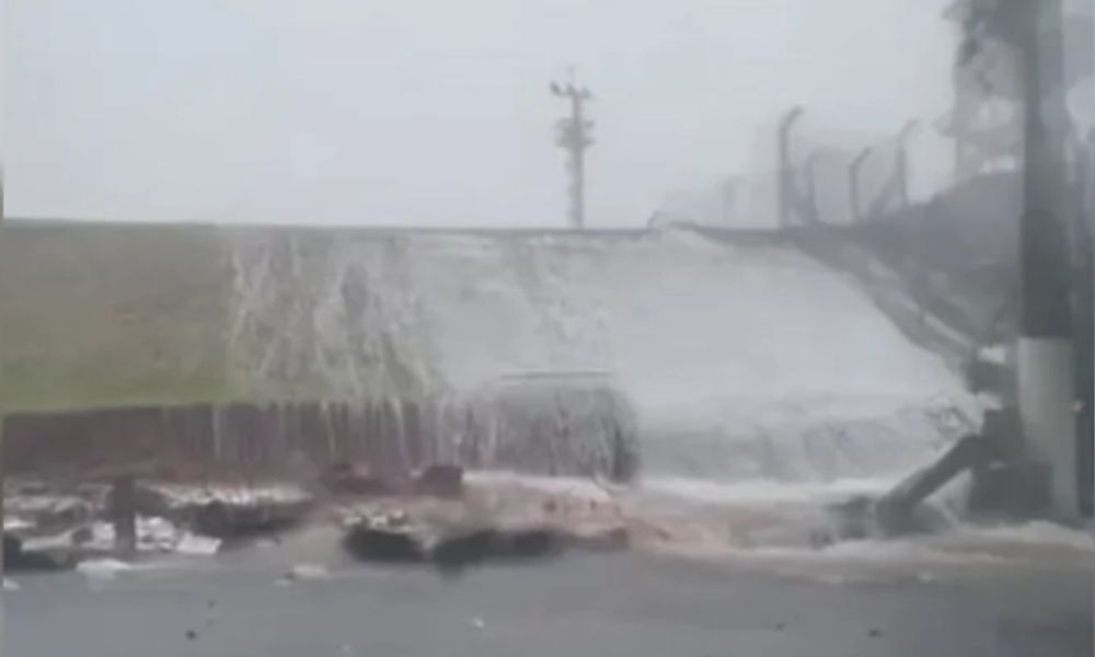 Forte chuva derruba parte de muro do Aeroporto de Congonhas, em São Paulo