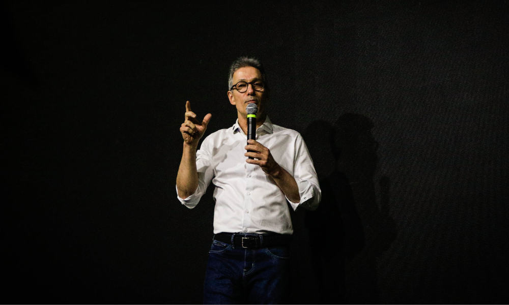 Zema oficializa renúncia ao governo de MG e encaminha pré-candidatura à Presidência