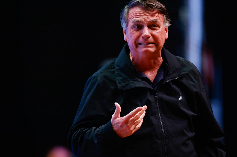 Bolsonaro está estável, mas segue na UTI e sem previsão de alta, diz boletim médico